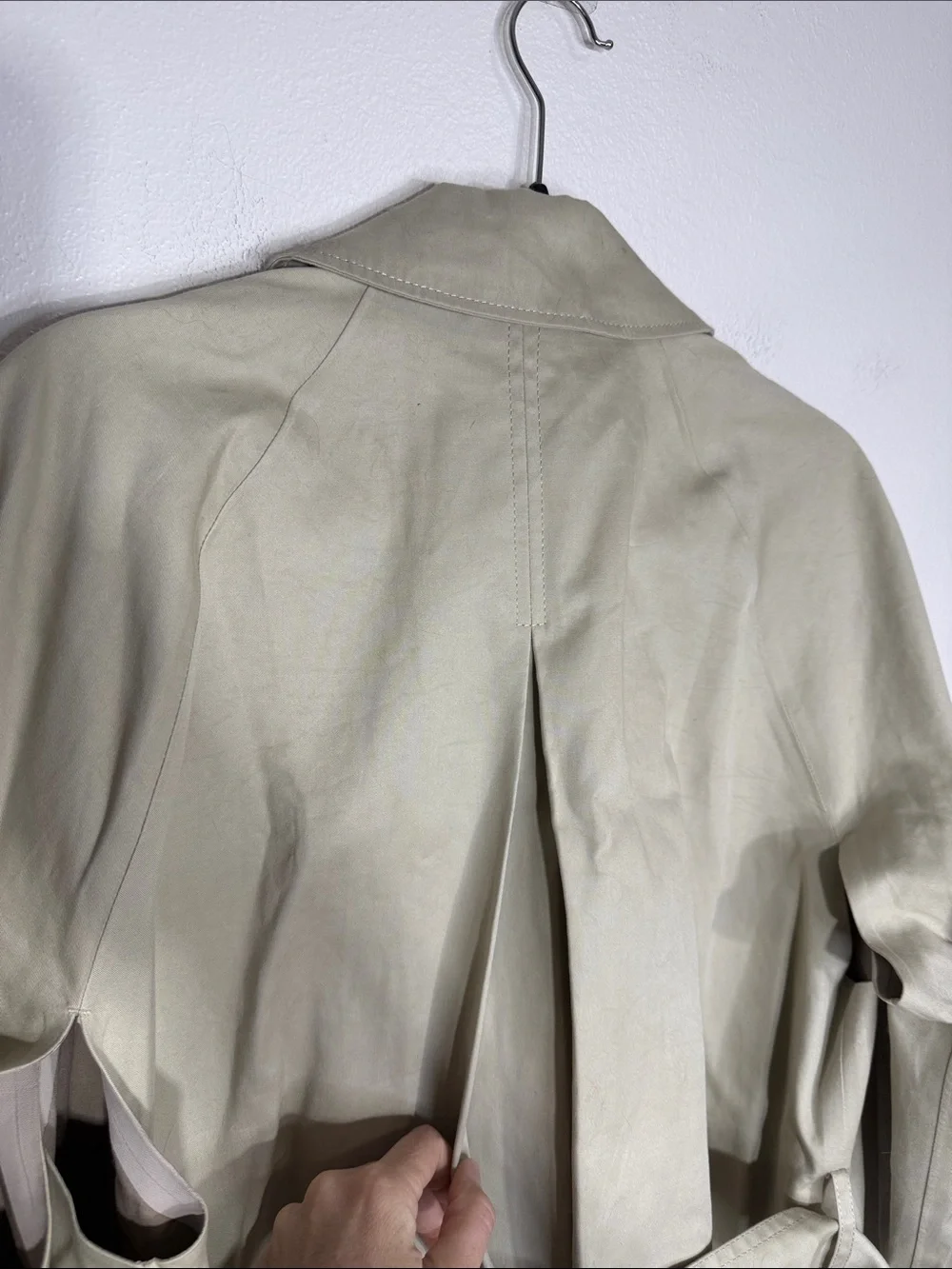 Banana Republic beige belted commuter trench